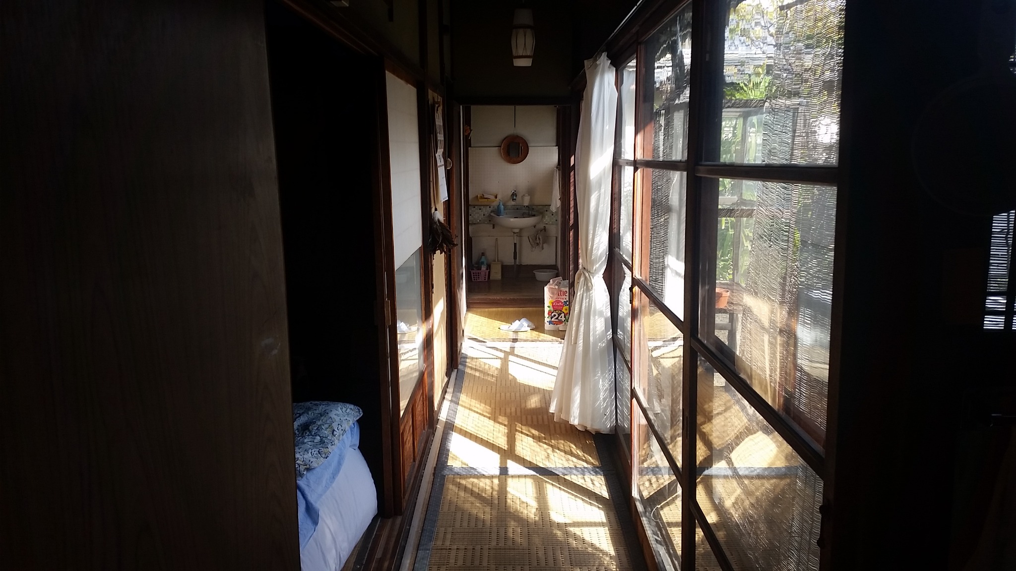 リノベーション前のくらふとや。光が入る廊下と洗面周辺