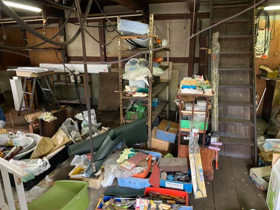 リノベーション前のくらふとや。多くの物や道具が残る室内